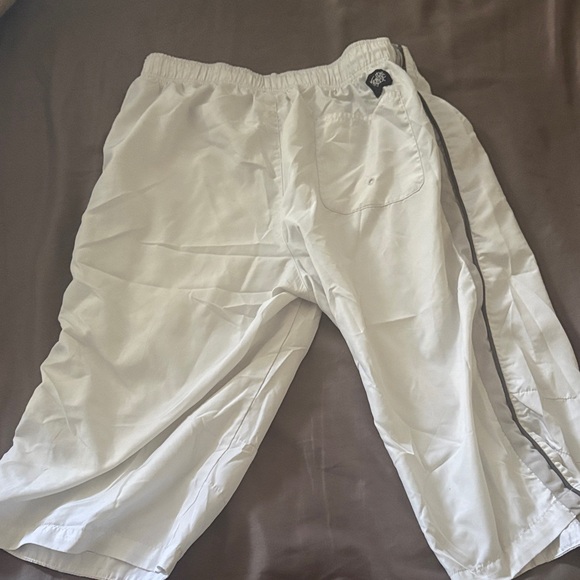 Nike Men's White Athletic 3/4 Shorts - Picture 5 of 5